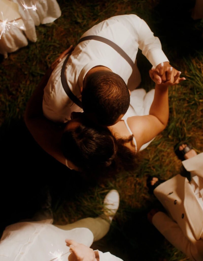 novios bailando dia de su boda jardines vertical